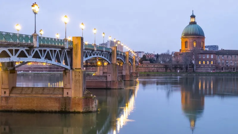 the saint-pierre bridge passes over the garonne and it was completely rebuilt in 1987 in toulouse