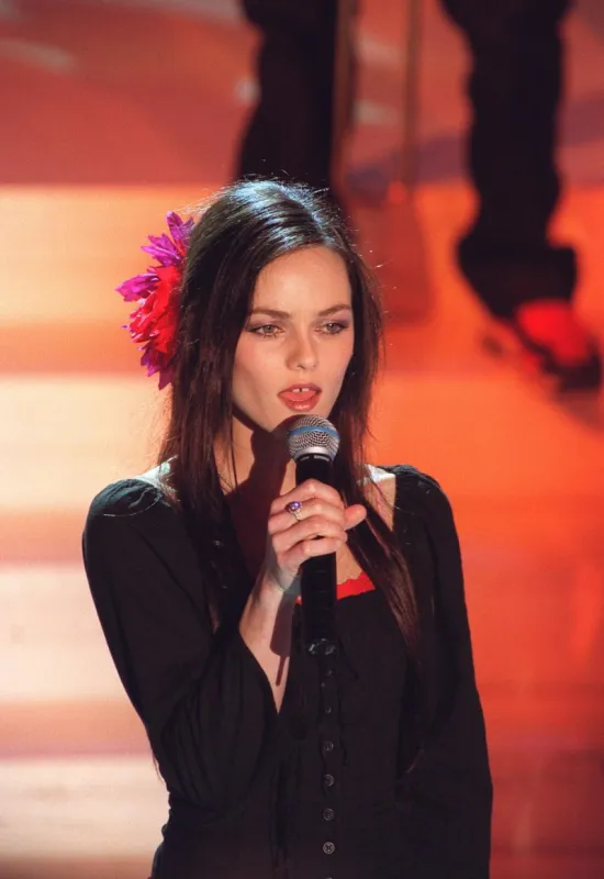 © abaca 22377-1 paris-france, 28 11 2000 vanessa paradis performs during michel drucker's tv show vivement dimanche