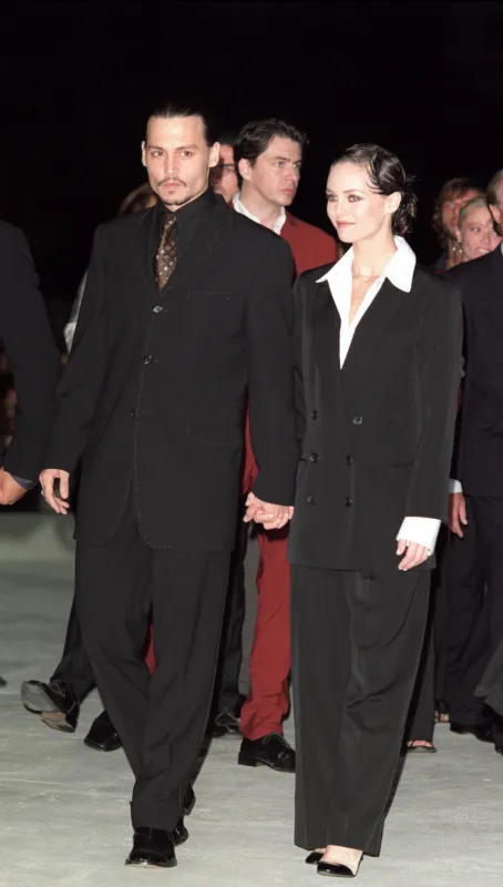 © nicolas khayat abaca 28467-1 venice-italy, 8 9 2001 johnny depp & vanessa paradis arrive at the screening of his movie 'from hell' the 58th mostra