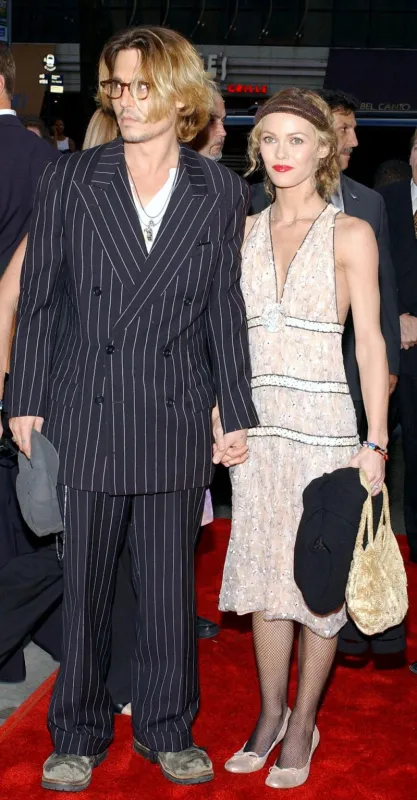 © nicolas khayat abaca 49463-15 new york city-ny-usa, 07 09 2003 cast member johnny depp and his girlfriend vanessa paradis arrive at the loews lincoln square theatre to attend the once upon a time in mexico world premiere