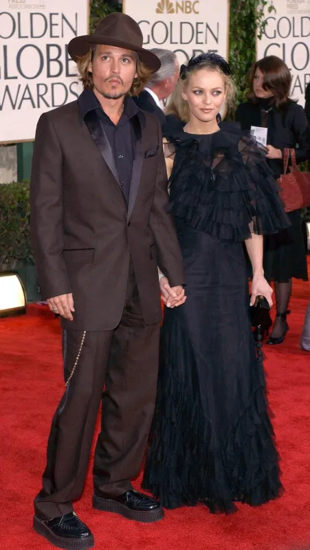 © hahn-khayat abaca 55212-63 los angeles-ca-usa, january 25, 2004 johnny depp and girlfriend vanessa paradis arrive at the 2004 golden globe awards at the beverly hills hilton