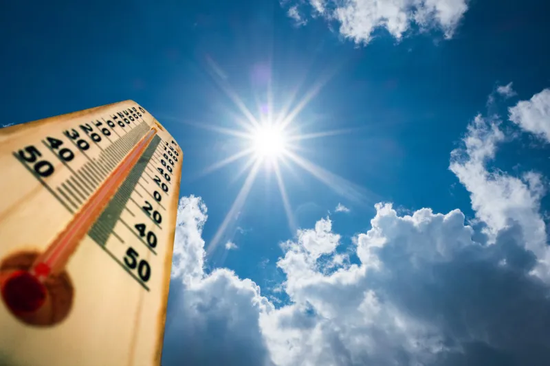 thermometer sun high degres hot summer day high summer temperatures