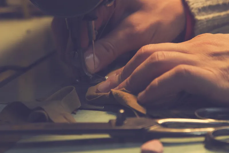 l'homme travaille sur la machine à coudre