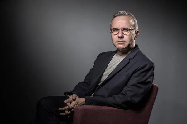 l'écrivain français philippe besson pose lors d'une séance photo à paris le 30 mai 2017 afp photo joel saget