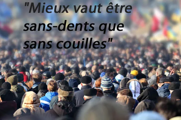 foule de personnes anonymes sur la rue dans le centre-ville, mise au point sélective