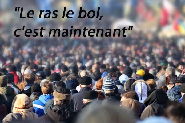 foule de personnes anonymes sur la rue dans le centre-ville, mise au point sélective