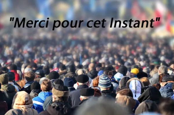 foule de personnes anonymes sur la rue dans le centre-ville, mise au point sélective