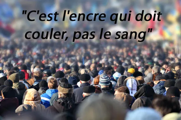 foule de personnes anonymes sur la rue dans le centre-ville, mise au point sélective