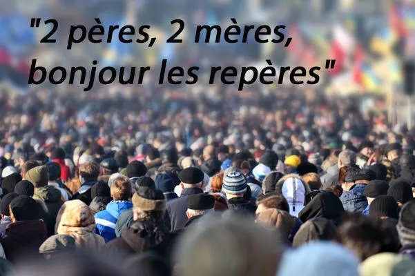 foule de personnes anonymes sur la rue dans le centre-ville, mise au point sélective