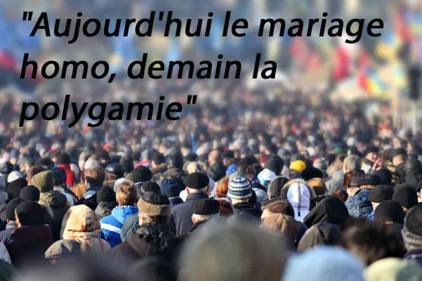 foule de personnes anonymes sur la rue dans le centre-ville, mise au point sélective