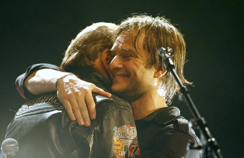 david hallyday et son père johnny hallyday sur scène au cigale à paris le 17 mars 2008 photo par marco vitchi abacapresscom