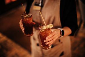 Incendie de Crans-Montana : le récit glaçant de Louise, seule survivante du staff