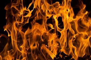 Incendie de Crans-Montana : la gérante accusée d'avoir fui avec la caisse