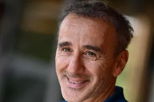 À 62 ans, Élie Semoun dévoile un tendre instant de sa vie de papa