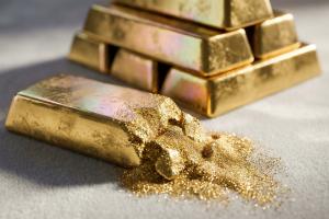 Une macro saisissante sur une pile de lingots d'or antique, reposant sur un velours de banque gris c