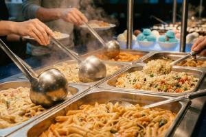 Plan large et immersif d'une section centrale d'un buffet de restaurant, où l'abondance est visuelle