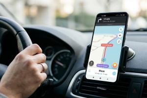 Gros plan (macro) sur un smartphone fixé sur le tableau de bord d'une voiture, affichant l'interface
