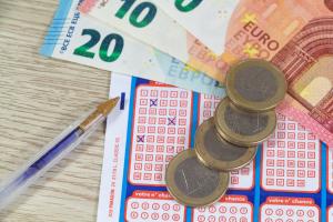 Il gagne 10 millions d’euros au loto et se retrouve poursuivi en justice après l’achat du ticket gagnant