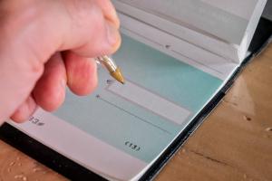 Impôts : pourquoi le paiement par chèque sera supprimé dès 2027