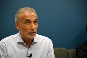 Tariq Ramadan absent à son procès pour viols à Paris : le parquet général demande un mandat d’arrêt international