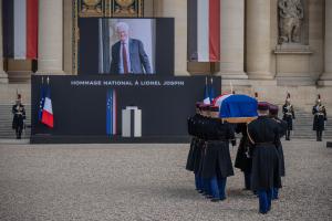 Obsèques de Lionel Jospin : son épouse Sylviane se souvient de leur rencontre et de “ses yeux bleus envoûtants”