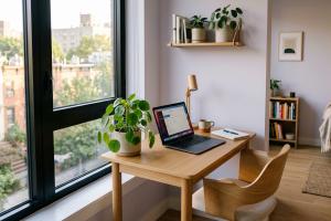 Prompt 3: Un espace de travail chaleureux et bien éclairé dans un micro-appartement moderne. Un peti