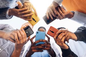 Réseaux sociaux interdits aux moins de 15 ans : le Sénat adopte sa version et bouscule l’agenda de l’exécutif