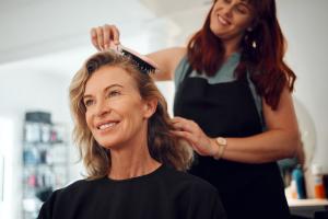 Voici la couleur de cheveux qui va à tout le monde après 60 ans : pour vous rajeunir, selon un coiffeur