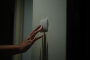 Loyers impayés : un propriétaire coupe l’électricité de son locataire