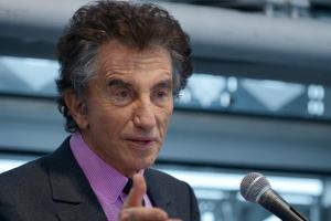 le président de l'institut du monde arabe français, jack lang, prononce un discours au début d'une session des réunions économiques du monde arabe à l'institut de paris, le 1er décembre 2015 afp eric piermont