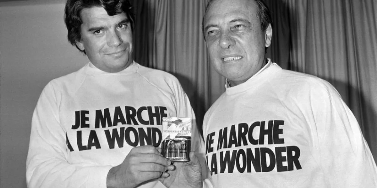 french businessman bernard tapie (l) and publicist jacques séguéla (r) launch poses the advertising campaign for the batteries wonder, on april 18, 1986 at the pavillon gabriel, in paris (photo by pascal george   afp)