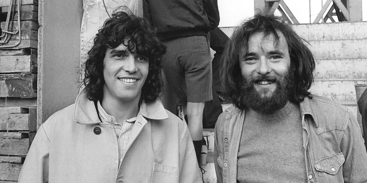 photo des chanteurs français maxime le forestier (d) et julien clerc prise lors de la fête de l'humanité à la courneuve, près de paris, le 12 septembre 1976 (film) afp photo (photo by afp)