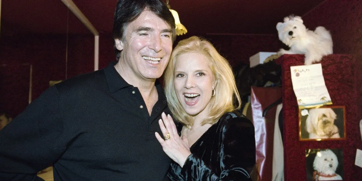 french singer sylvie vartan poses on january 31, 1995 with her husband us producer tony scotti prior her concert at the casino de paris afp photo bertrand guay (photo by bertrand guay   afp)