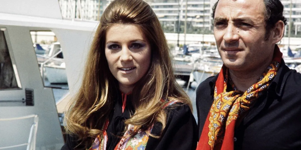 l'acteur claude brasseur, accompagné de la chanteuse sheila, est photographié durant le festival du cinéma à cannes, en mai 1970 afp photo (photo by afp)