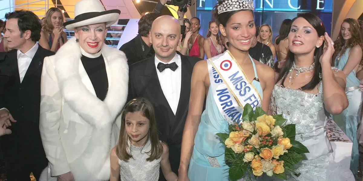 (de g à d) madame geneviève de fontenay, xavier de fontenay, cindy fabre et laetitia bleger posent après l'élection de miss france 2005 le samedi 4 décembre 2004 à tours, dans l'ouest de la france photo par laurent zabulon abaca