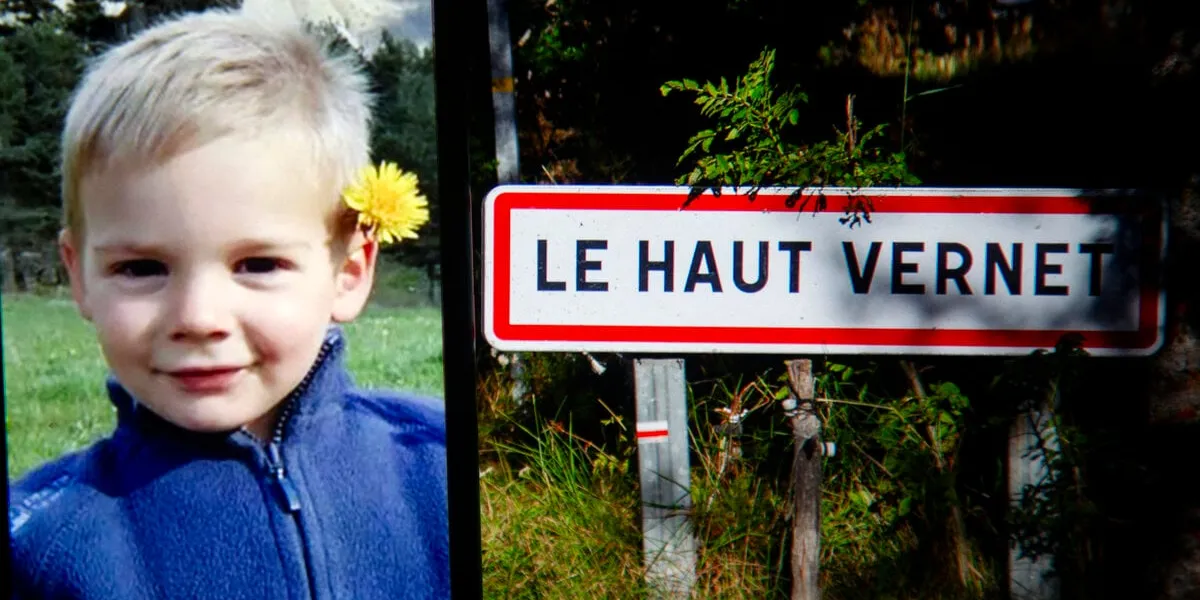 photomontage avec une photographie du petit emile sur un téléphone avec le panneau routier indiquant l'entrée du hameau du haut-vernet en arrière-plan, france, le 2 avril 2024 photo par thibaut durand abacapresscom