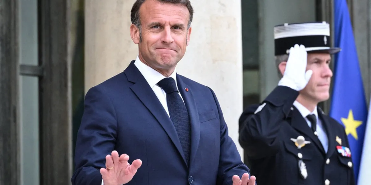 emmanuel macron welcomes ursula von der leyen at the elysee fa