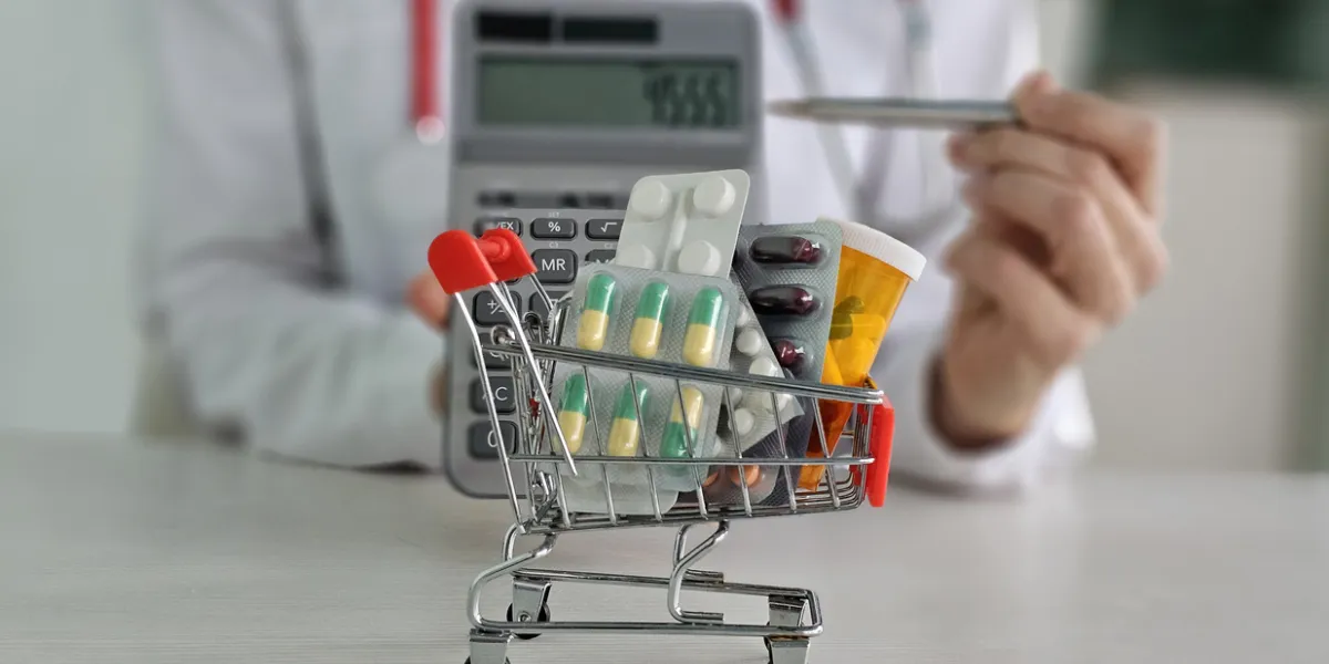 Cadis remplis de médicaments et blouse blanche