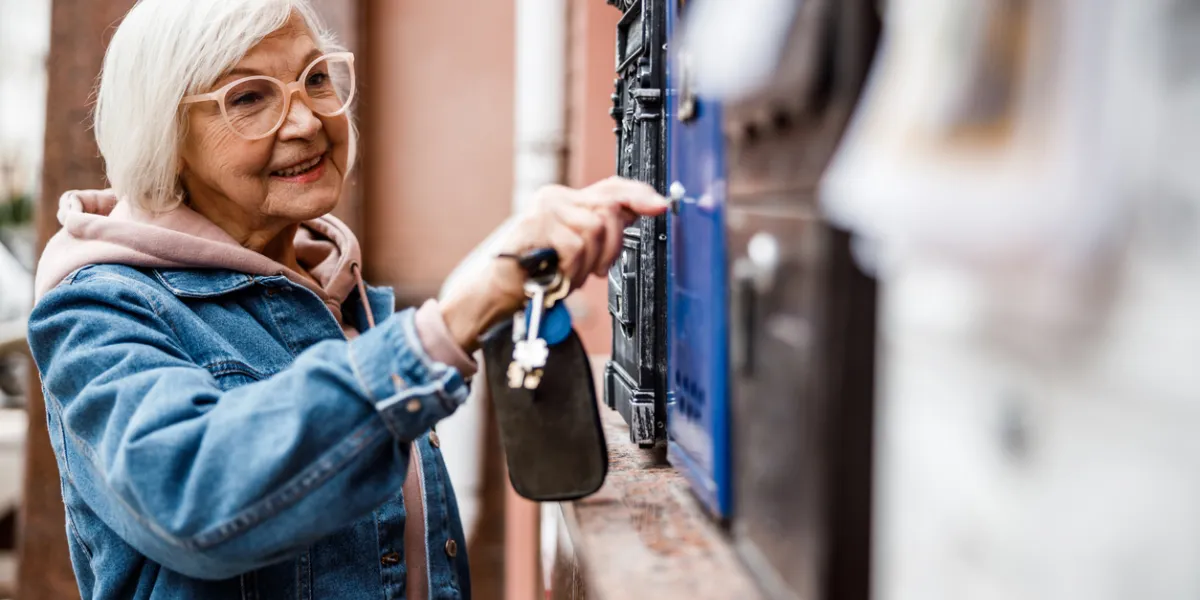 Femme âgée boîte aux lettres