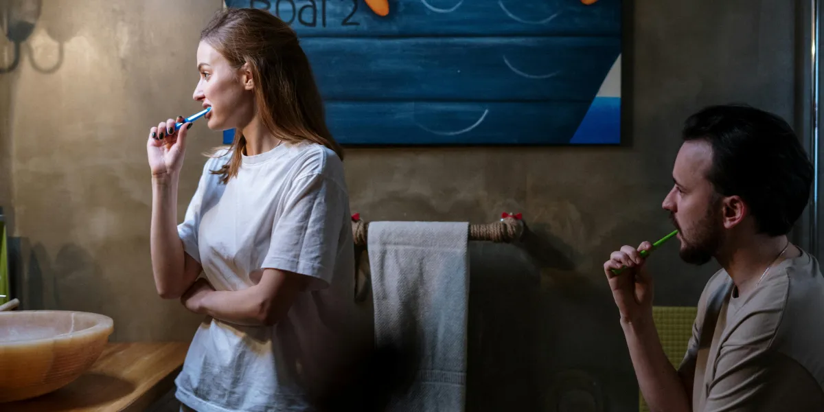 Deux personnes en train de se brosser les dents