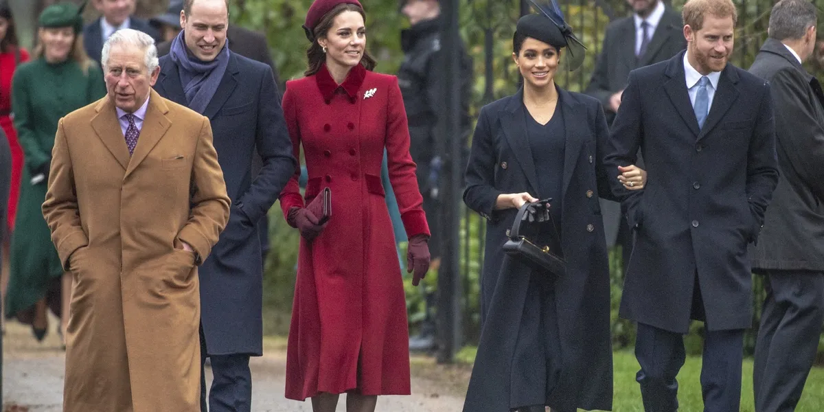 roi charles III avec ses fils et leurs femmes