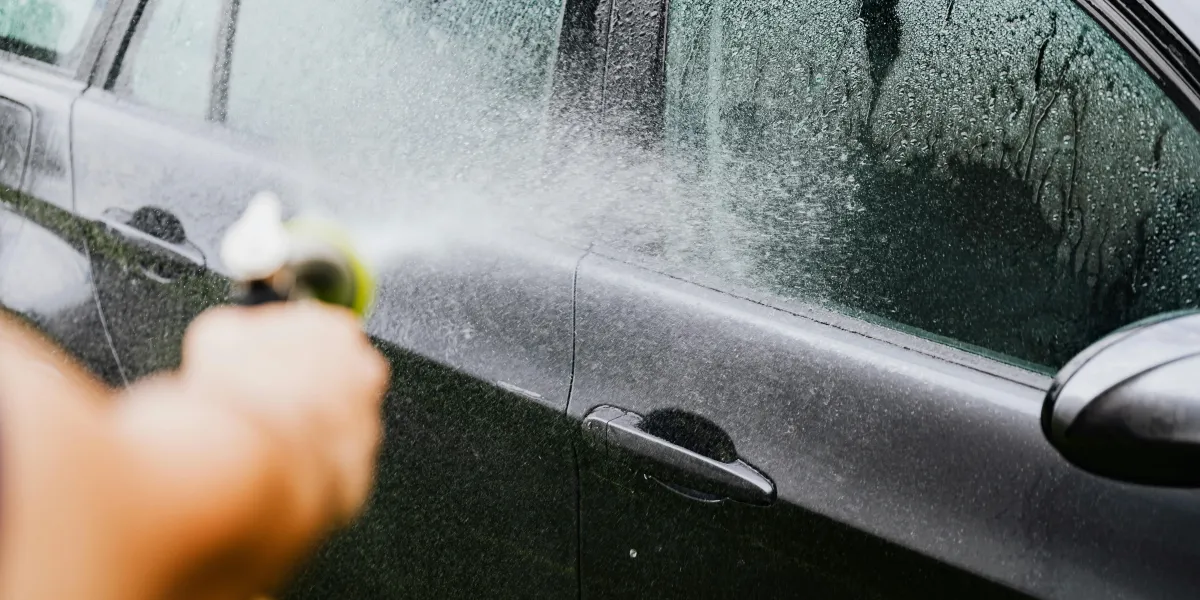 Jet d'eau sur une voiture sale