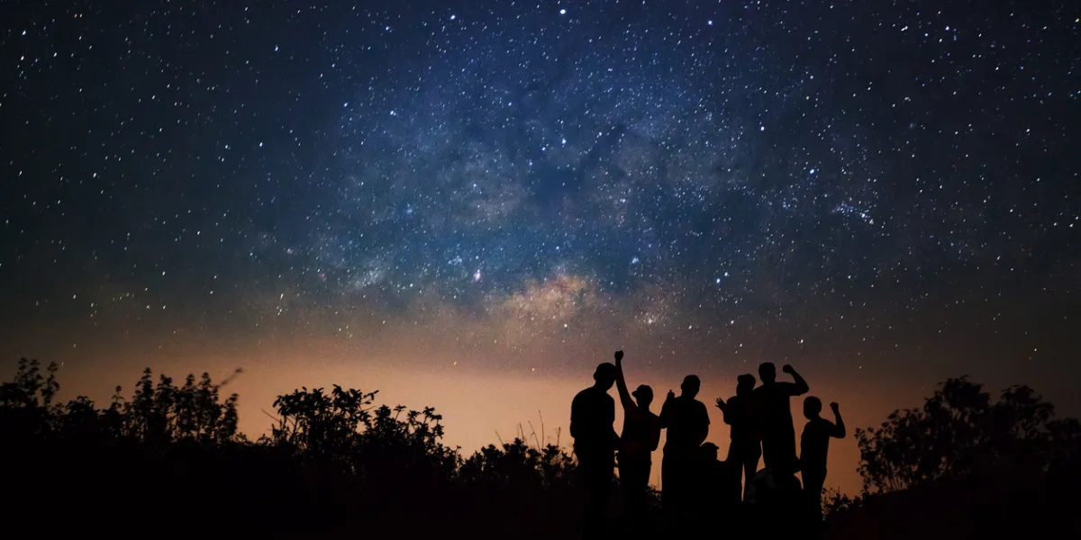 Groupe de personnes observant le ciel
