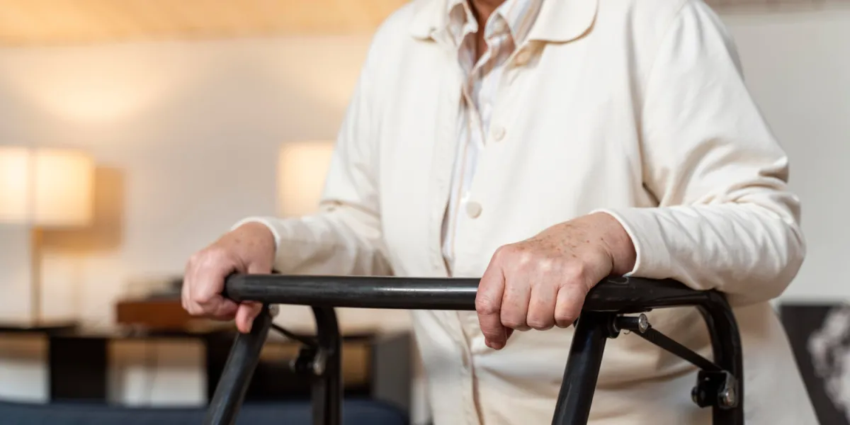 dame agée déambulateur