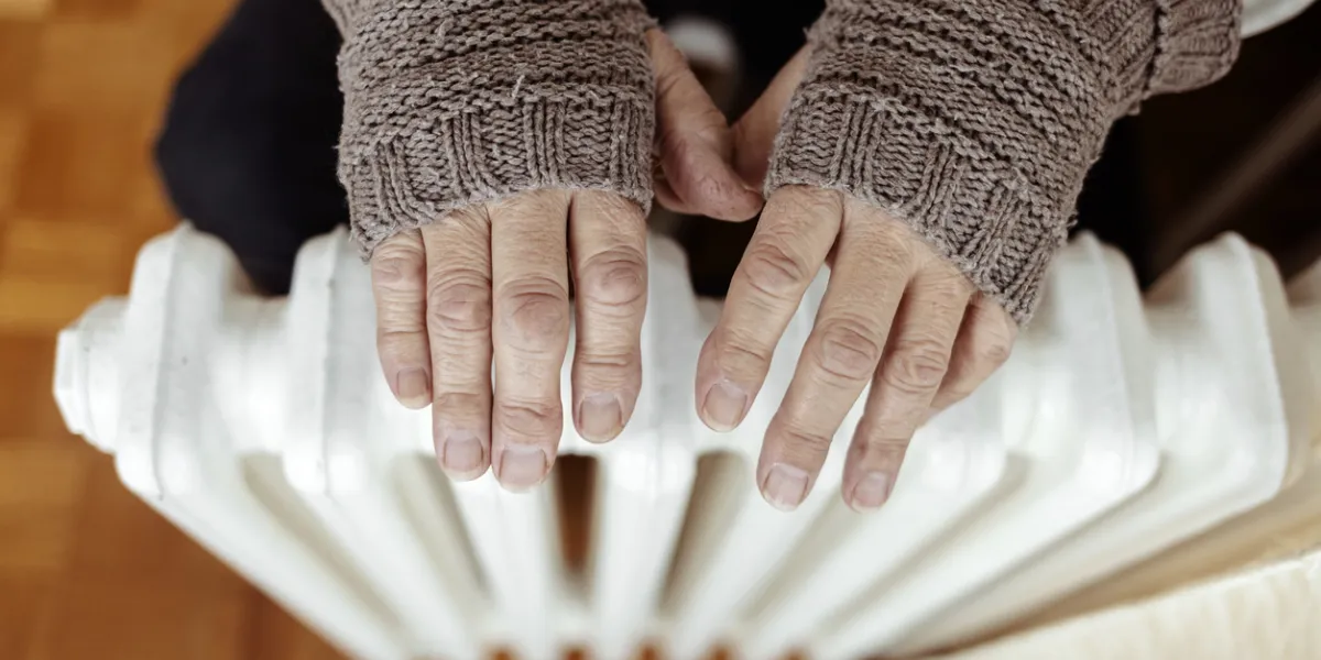 Femme âgée sans chauffage
