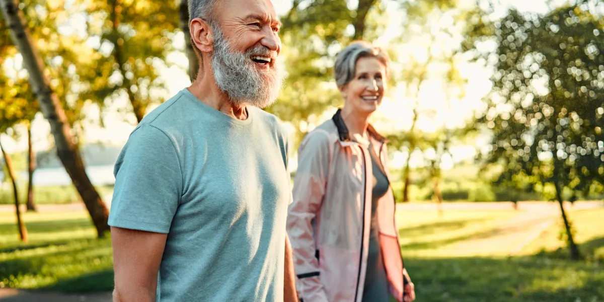 Couple en extérieur