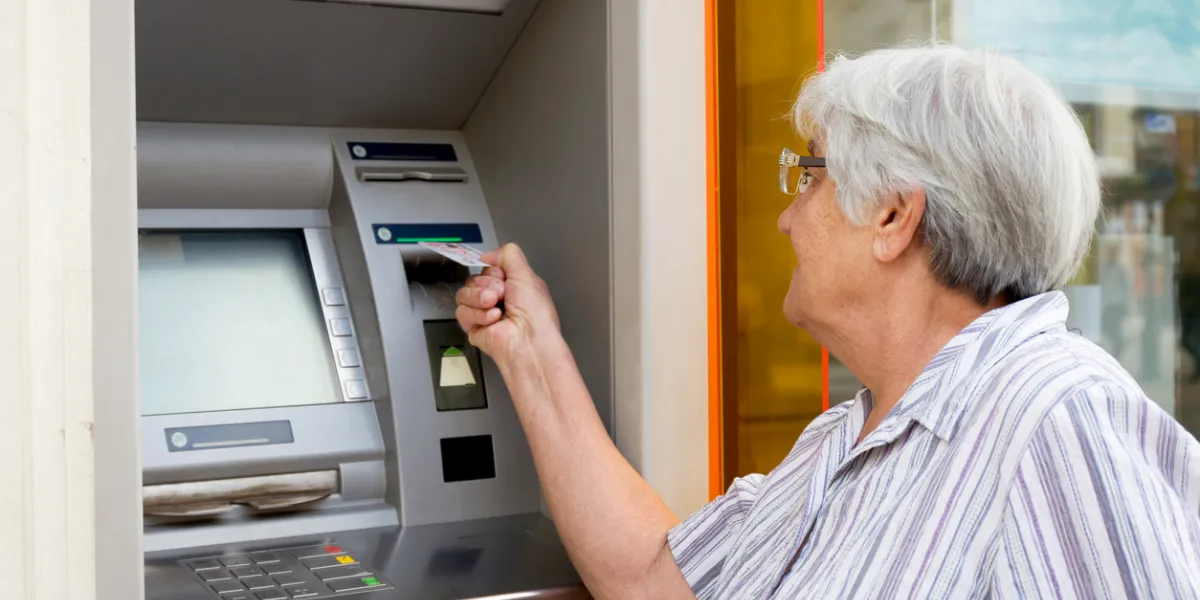 Retraitée distributeur de billets