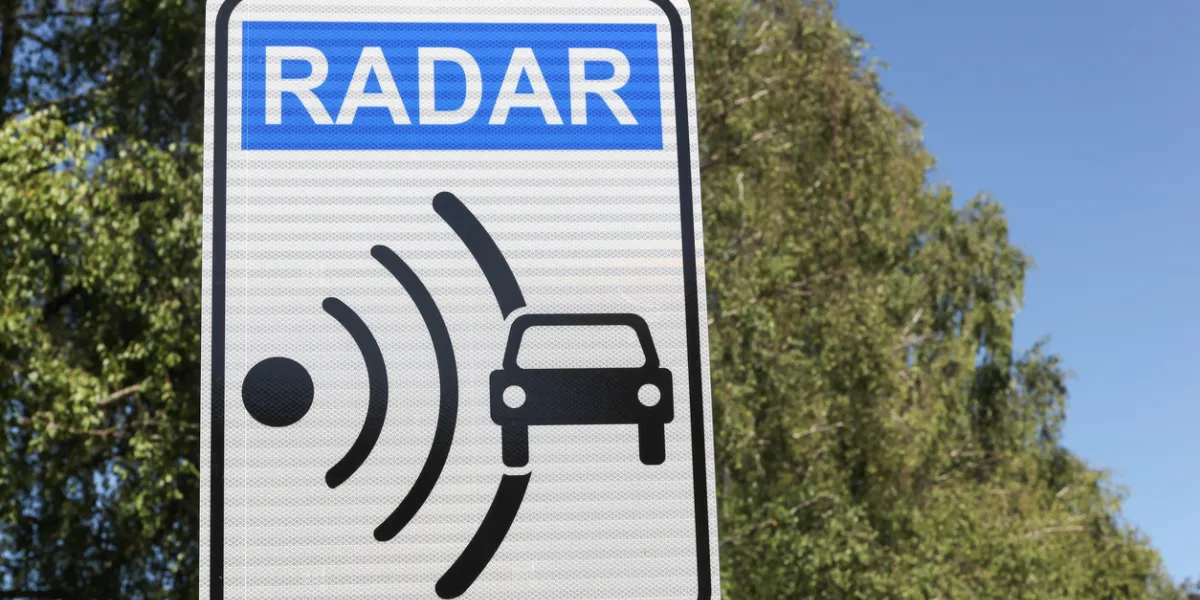 Panneau de signalisation radar