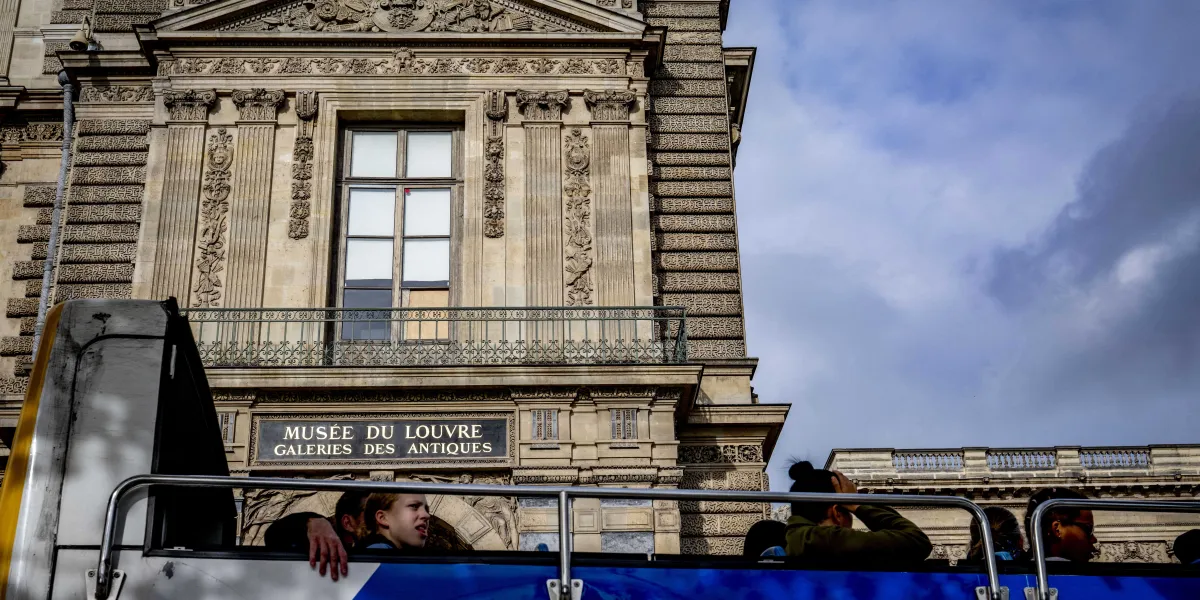 Fenêtre casse du Louvre