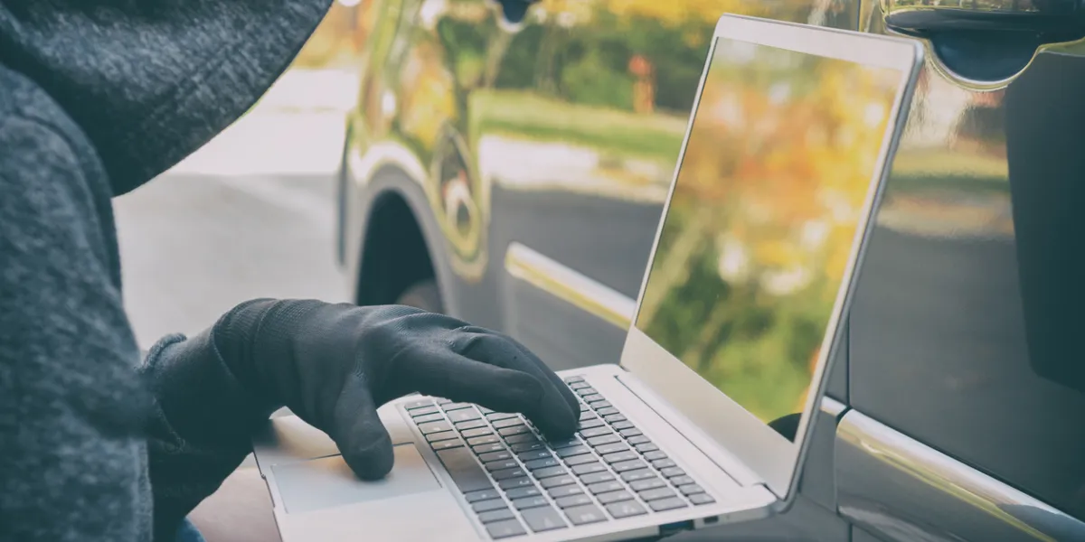 Voleur tente de briser les systèmes de sécurité de la voiture avec un ordinateur portable